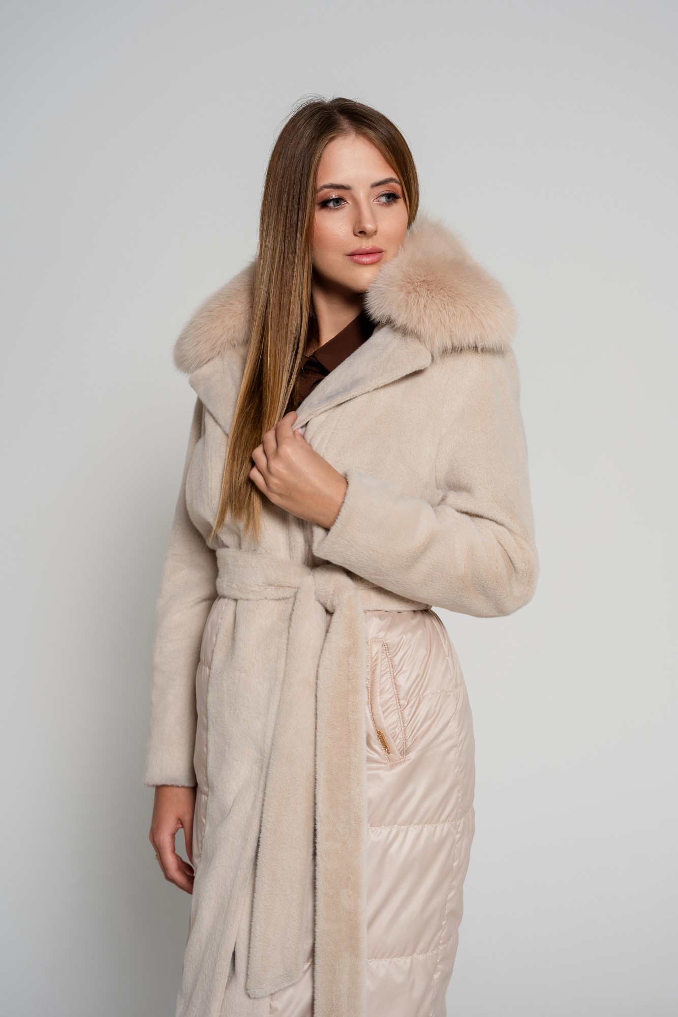 Damski płaszcz z alcantary DT 584